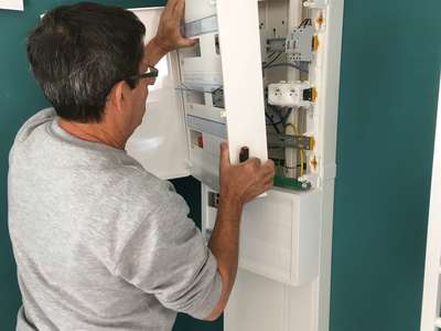 version_400_comtat-elec-electricien-a-caromb-84330